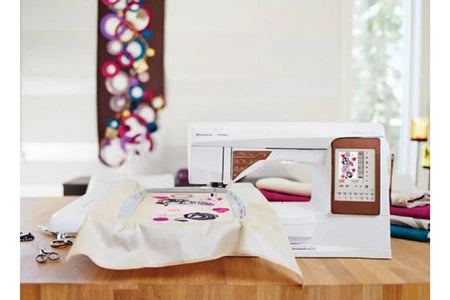 Machine à coudre HUSQVARNA VIKING MACHINE À COUDRE HUSQVARNA DESIGNER TOPAZ 50 + UNITÉ DE BRODERIE