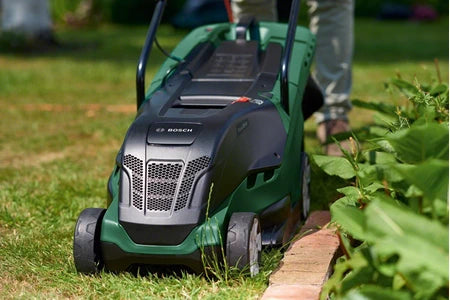 Tondeuse électrique BOSCH HOME AND GARDEN TONDEUSE À GAZON FILAIRE BOSCH - UNIVERSALROTAK 550 (Ø38CM, 1300 W, HAUTEUR DE COUPE: 20-70MM, BAC DE 40L)