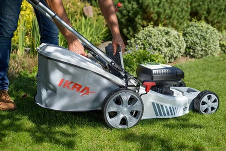 Tondeuse thermique IKRA IKRA TONDEUSE À GAZON TRACTÉE SUR BATTERIE IAM 40-4625S, MULCHING, DIAMÈTRE DE COUPE 46CM, INCLUSES 2 BATTERIES & CHARGEUR