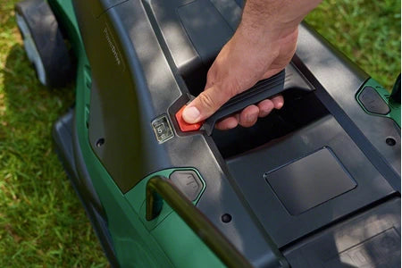 Tondeuse électrique BOSCH HOME AND GARDEN TONDEUSE À GAZON FILAIRE BOSCH - UNIVERSALROTAK 550 (Ø38CM, 1300 W, HAUTEUR DE COUPE: 20-70MM, BAC DE 40L)