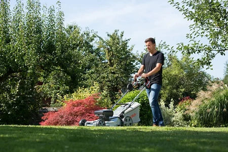 Tondeuse thermique IKRA IKRA TONDEUSE À GAZON TRACTÉE SUR BATTERIE IAM 40-4625S, MULCHING, DIAMÈTRE DE COUPE 46CM, INCLUSES 2 BATTERIES & CHARGEUR